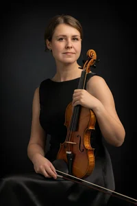 Friederike Starkloff, Musikerin mit Geige in der Hand