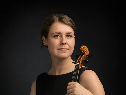 Friederike Starkloff, Musikerin mit Geige in der Hand