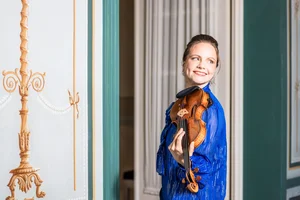 Julia Fischer, Geigerin, mit Violine in historischem Interieur