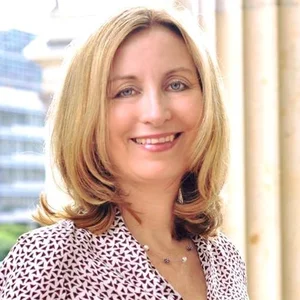 Ein Porträtfoto der Autorin des Textes Corina Kolbe.