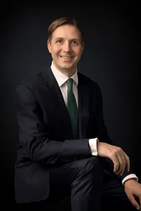 Blonder Mann in schwarzem Anzug