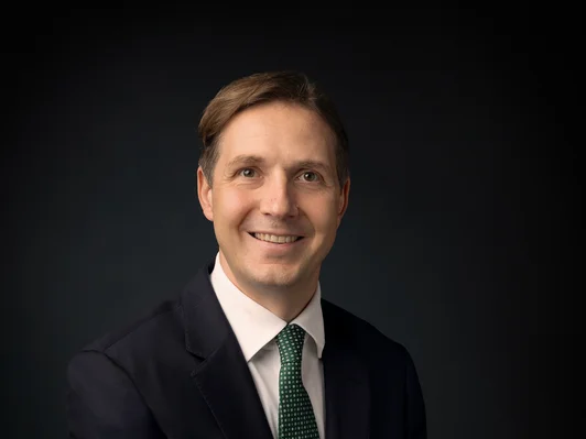 Blonder Mann in schwarzem Anzug