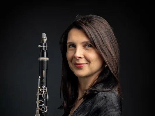 Rossana Rossignoli, Musikerin mit Klarinette in der Hand
