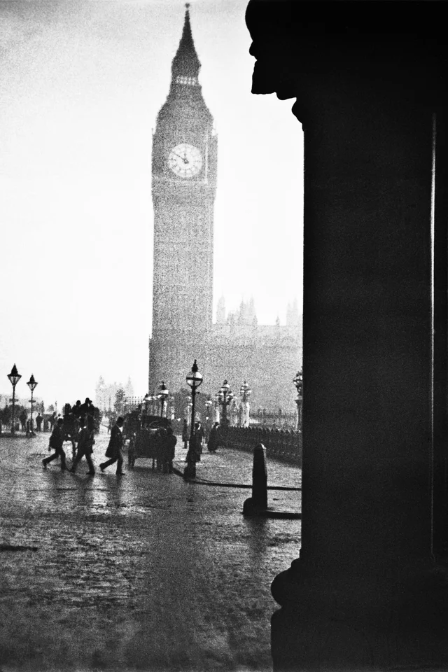 Ein Foto in schwarzweiss, das eine Strassenszene in London, um 1900 zeigt.