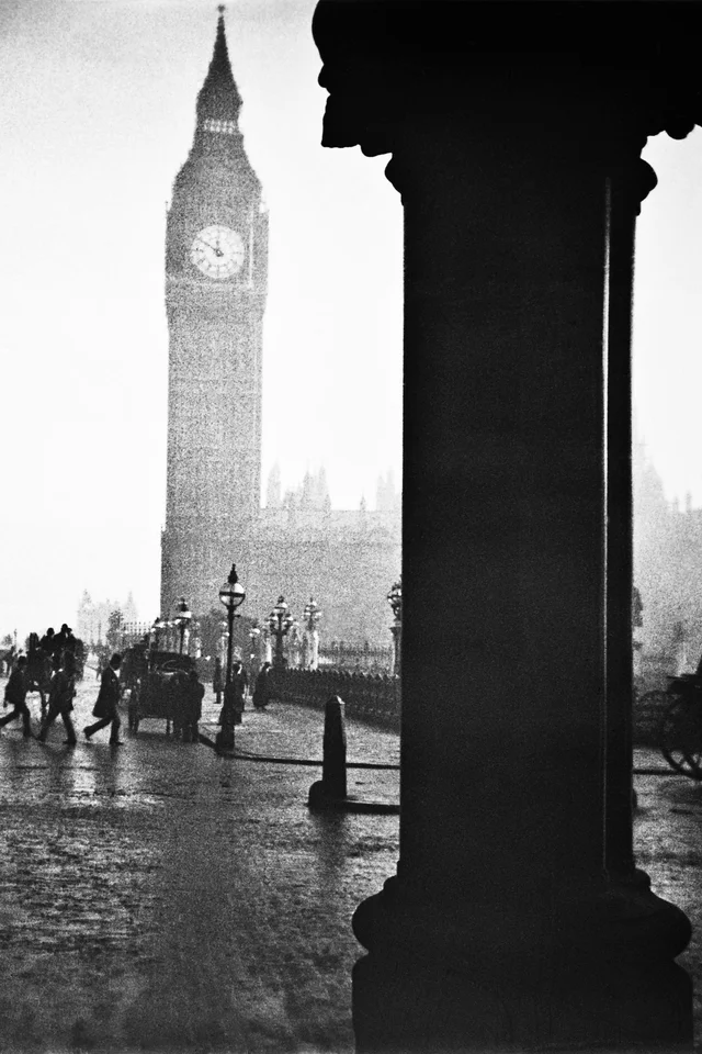Ein Foto in schwarzweiss, das eine Strassenszene in London, um 1900 zeigt.