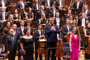 Ein Foto eines Konzertes mit dem Sinfonieorchester und dem Dirigenten Markus Poschner.
