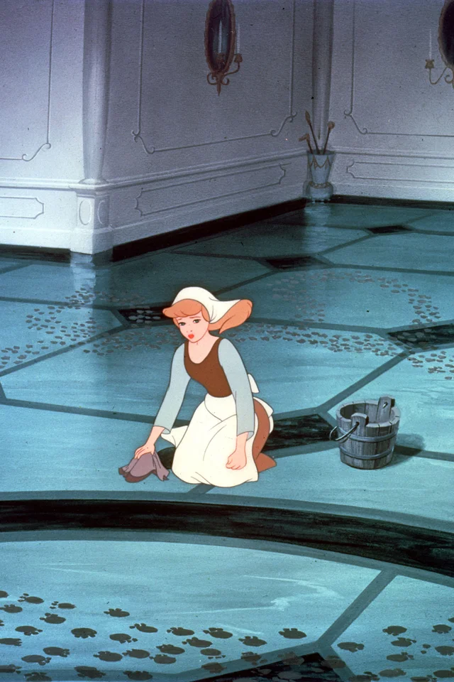 Ein Filmstill aus dem Animationsfilm Cinderella von Disney. Cinderella sitzt auf dem Boden und putzt.