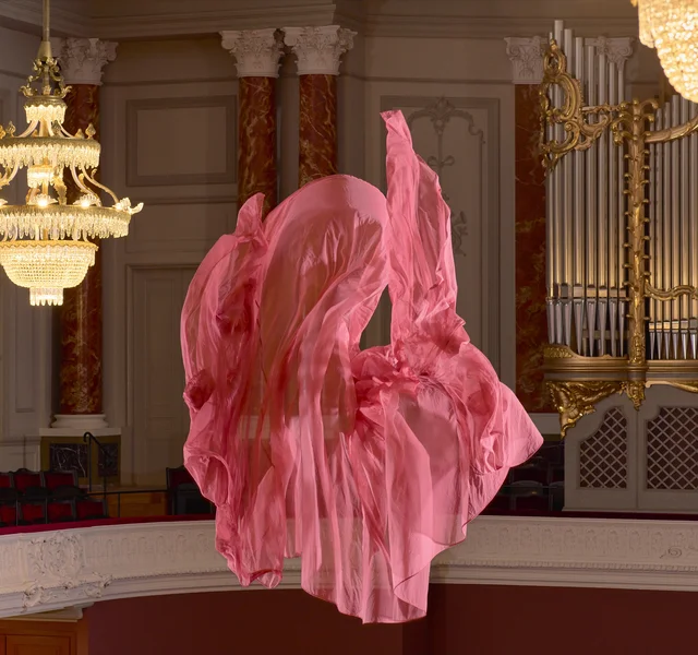 Fotografie zur Idee des Schwebens zwischen Märchen, Musik und Raum von Mark Niedermann