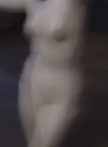 Weiblicher antiker Torso in weicher Unschärfe