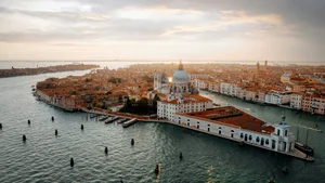Venedig aus der Luft im goldenen Licht: Santa Maria della Salute, Punta della Dogana und Lagune.
