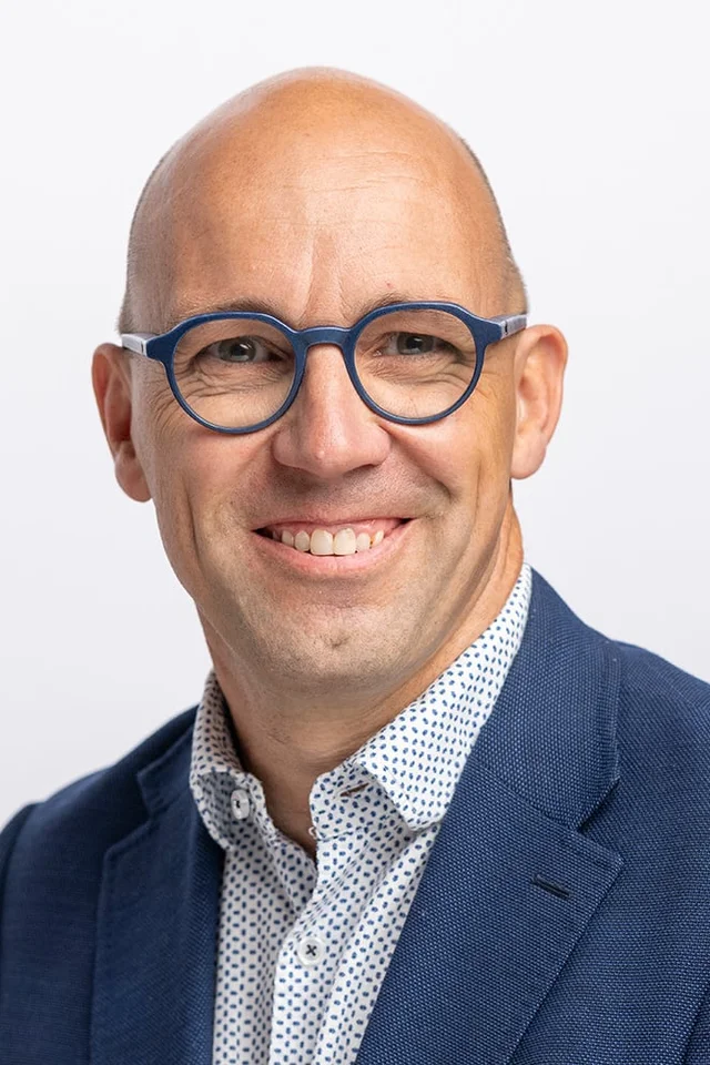 Porträt von Stefan Müller-Altermatt, Nationalrat (Die Mitte, Kanton Solothurn) und Präsident des Schweizer Musikrats. Das Foto zeigt ihn in professioneller, zugänglicher Haltung vor hellem Hintergrund.